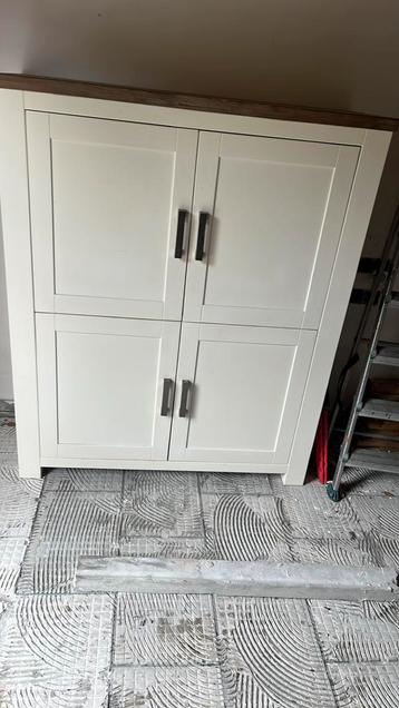 Mooie meidenkast met 4 deuren creme hout beschikbaar voor biedingen