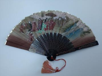 Waaier met fijne stof met japans tafereel beschikbaar voor biedingen