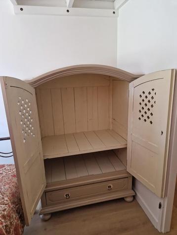 Brocante Kast - Charmant Design | zelf gerestaureerd beschikbaar voor biedingen