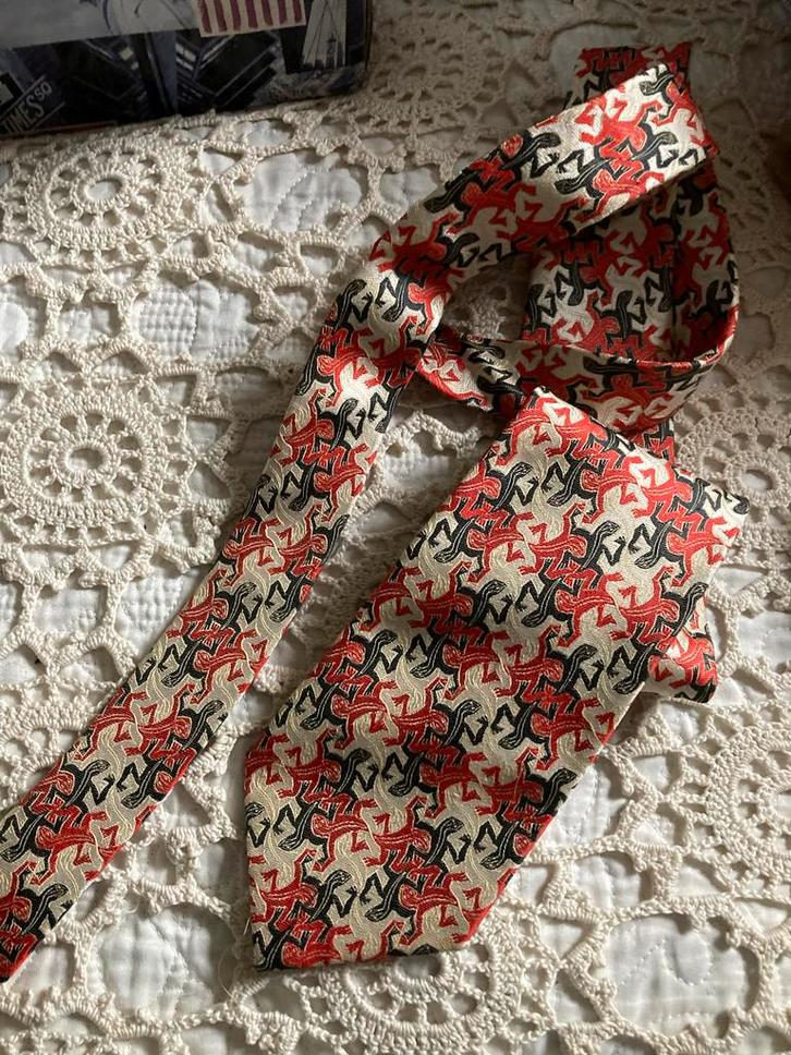 M.C. Escher Stropdas - Uniek Design, Kleding | Heren, Stropdassen, Zo goed als nieuw, Met patroon, Rood, Ophalen of Verzenden