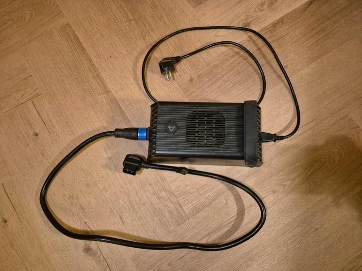 NIU Snellader 48V Acculader Oplader (MQi+ & MQi GT), Fietsen en Brommers, Brommeronderdelen | Scooters, Gebruikt, Overige merken