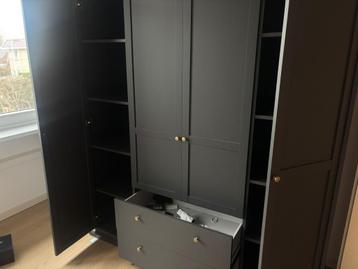 GRATIS: Grote zwarte kledingkast met deuren en lades beschikbaar voor biedingen