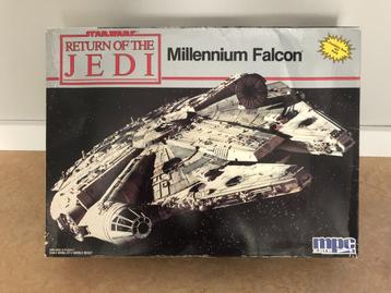 MPC	Millenium Falcon		schaal 1:72 beschikbaar voor biedingen