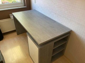 Mooi bureau in betonlook. beschikbaar voor biedingen