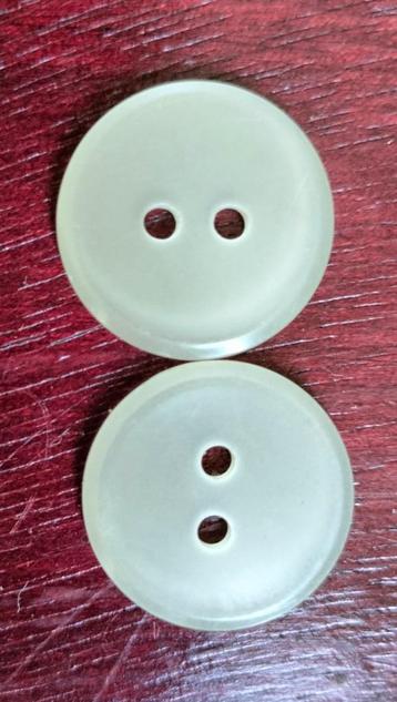 Twee knopen 19 mm variatie 1 beschikbaar voor biedingen