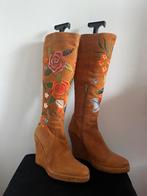 Hoge oranje gebloemde dameslaarzen, Kleding | Dames, Schoenen, Ophalen of Verzenden, Zo goed als nieuw, Oranje, Hoge laarzen