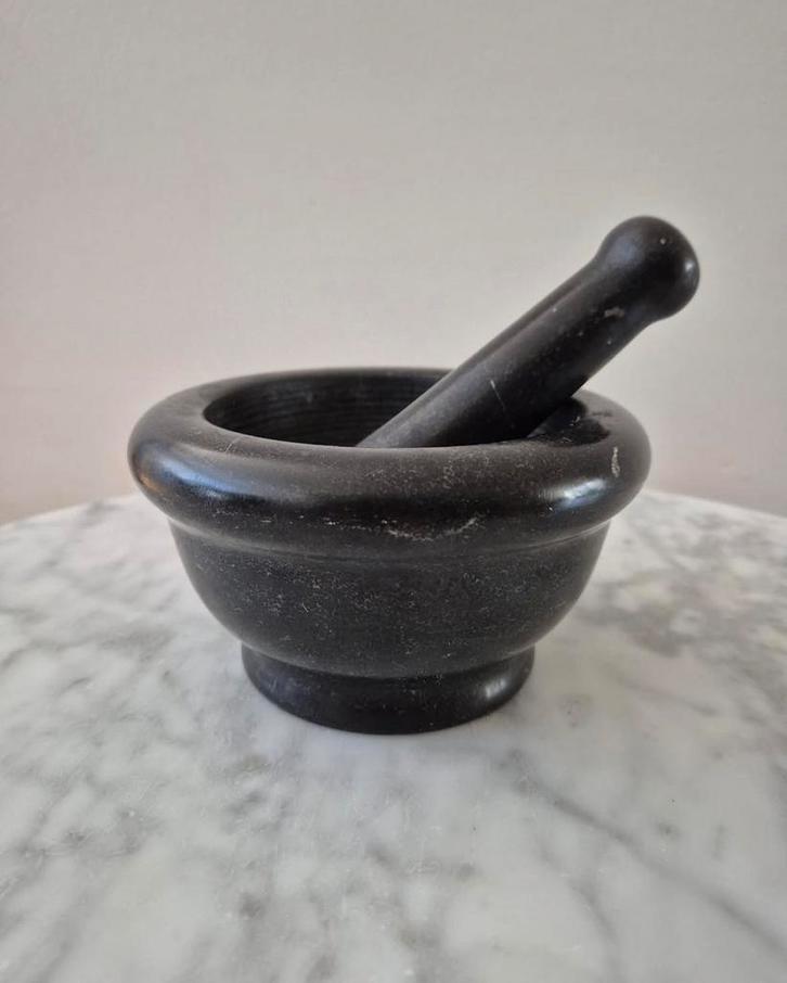 Vintage natuurstenen zwart marmeren vijzel met stamper, Antiek en Kunst, Antiek | Keukenbenodigdheden, Ophalen of Verzenden