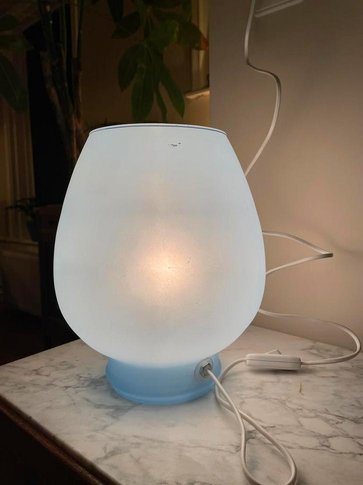 Vintage lichtblauwe glazen tafellamp - blauw licht, Huis en Inrichting, Lampen | Tafellampen, Zo goed als nieuw, Minder dan 50 cm