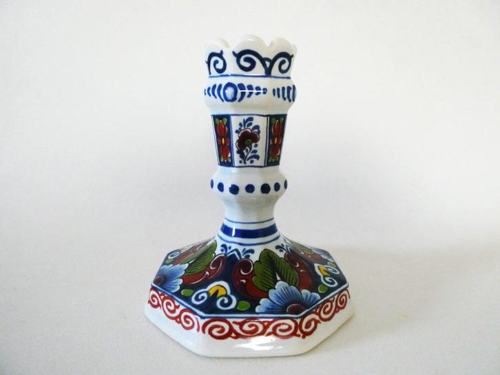 Polychrome kandelaar gemerkt met OUD Delft nummer 834/1, Antiek en Kunst, Antiek | Kandelaars, Keramiek of Aardewerk, Ophalen of Verzenden