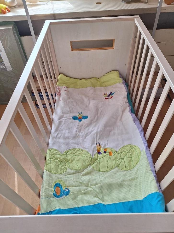 kinderbed, commode en 2 campingbedjes, Kinderen en Baby's, Kinderkamer | Bedden, Gebruikt, 140 tot 160 cm, 70 tot 85 cm, Lattenbodem