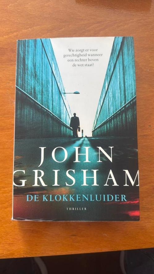 John Grisham - De klokkenluider, Boeken, Thrillers, Gelezen, Nederland, Ophalen of Verzenden
