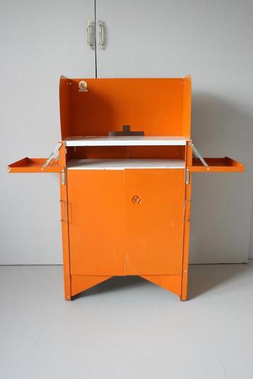 Unieke Vintage campingkeuken / campingkast oranje Falcon beschikbaar voor biedingen