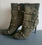 NIEUW.. Supermooie suède heels met studs!, Kleding | Dames, Verzenden, Nieuw