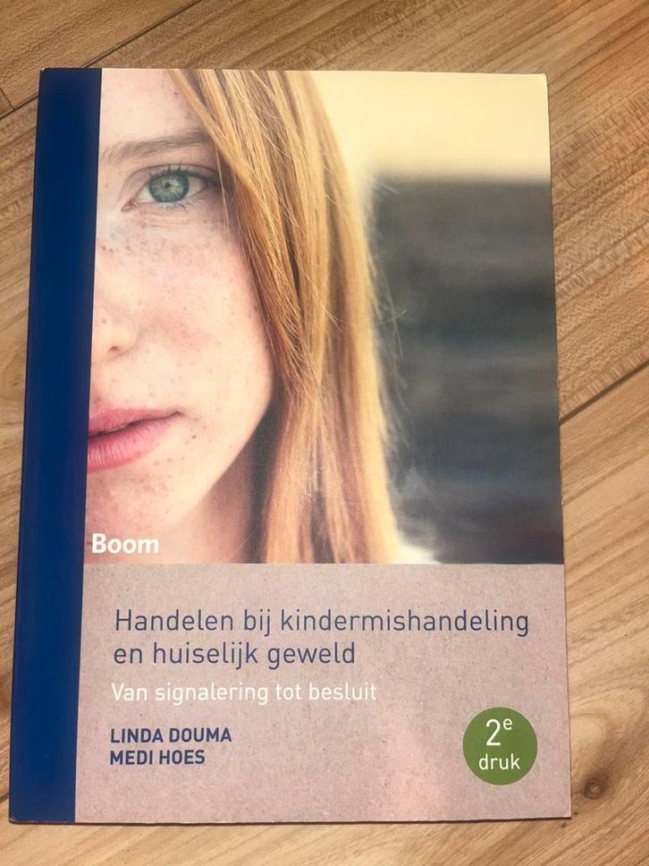 Handelen bij kindermishandeling en huiselijk geweld, Boeken, Politiek en Maatschappij, Zo goed als nieuw, Nederland, Ophalen of Verzenden