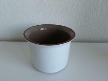 vintage witte bloempot met grijs geglazuurde binnenkant beschikbaar voor biedingen