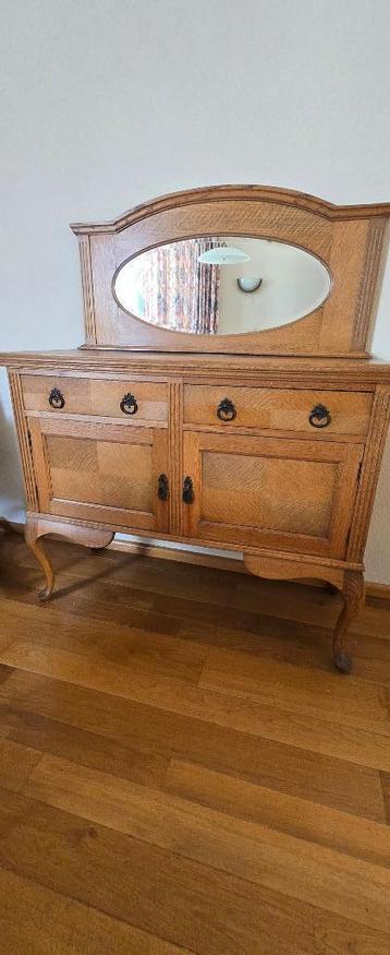 Eiken secretaire beschikbaar voor biedingen