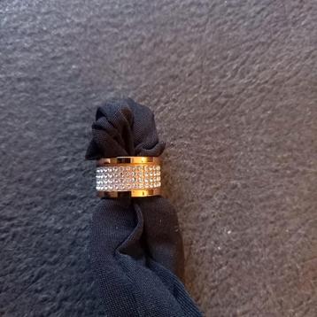 Nieuwe goudkleur ring met steentjes maat 15/5. Prijs 19.50  beschikbaar voor biedingen
