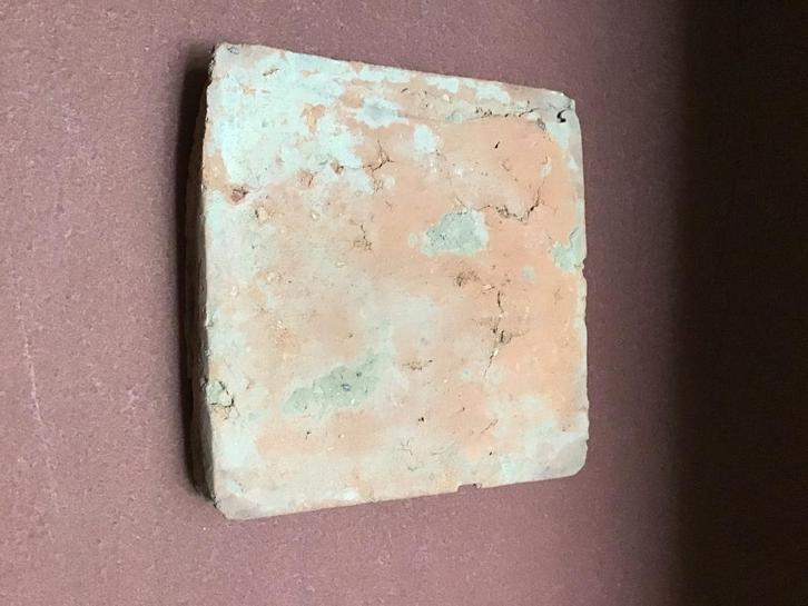Bodemvondst Romeinse tegel met hand ️, Antiek en Kunst, Antiek | Keramiek en Aardewerk, Ophalen