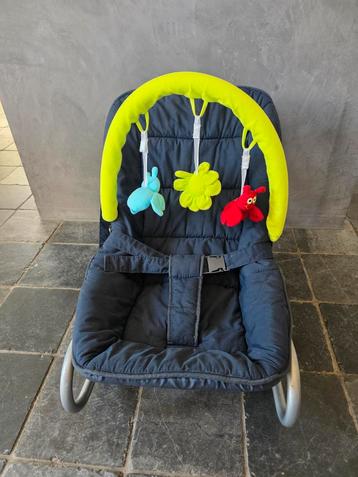 Leuke wipstoel met speeltjes beschikbaar voor biedingen