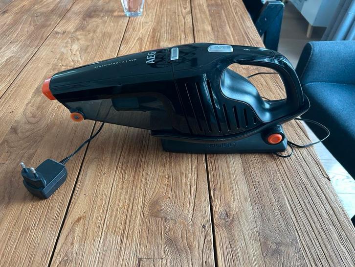 AEG Kruimeldief HX6 - Handige stofzuiger, Witgoed en Apparatuur, Stofzuigers, Gebruikt, Kruimeldief, Minder dan 1200 watt, Reservoir