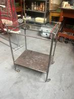 Oude ziekenhuis trolley met glazen blad., Huis en Inrichting, Ophalen, Minder dan 55 cm, Metaal of Aluminium, Zo goed als nieuw