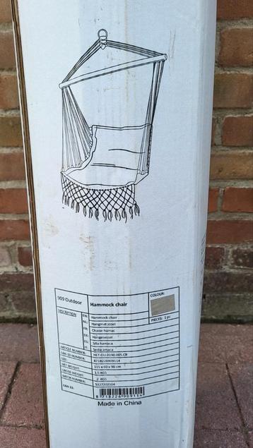 Nieuwe beige hangstoel beschikbaar voor biedingen