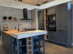 showroomkeuken Cascada, blauw, schiereiland keramiek Etna, Ophalen, Blauw, Hoekkeuken, Met kookeiland