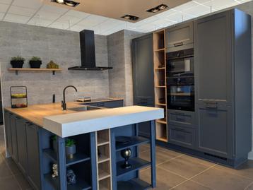showroomkeuken Cascada, blauw, schiereiland keramiek Etna beschikbaar voor biedingen