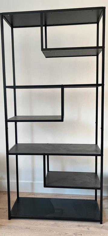 Zwarte metalen kast met houten plankjes