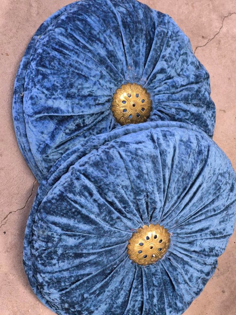 2x blauw fluwelen kussens rond met goudkleurig element, Huis en Inrichting, Woonaccessoires | Kussens, Ophalen of Verzenden, Zo goed als nieuw