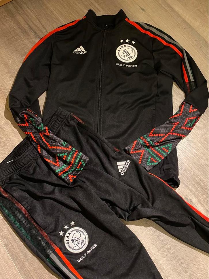 Ajax Trainingspak Adidas x Daily Paper - Maat S, Kleding | Heren, Sportkleding, Nieuw, Voetbal, Maat 46 (S) of kleiner, Rood, Ophalen of Verzenden