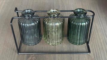 3 kleine glazen vazen in metalen houder beschikbaar voor biedingen