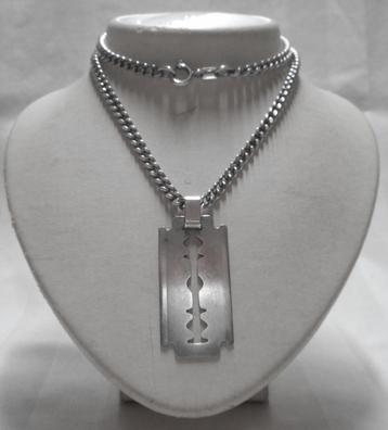 Zilveren stevige ketting met scheermes hanger nr.1235 beschikbaar voor biedingen