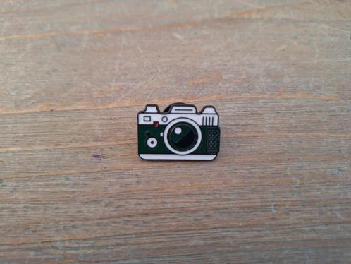 1 mooie pin van een fotocamera te koop, Verzamelen, Speldjes, Pins en Buttons, Nieuw, Speldje of Pin, Overige onderwerpen, Ophalen of Verzenden