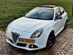 Alfa Romeo Giulietta 1.4 170PK Turbo Panoramadak, Leder, 18", Voorwielaandrijving, Zwart, 4 cilinders, Wit