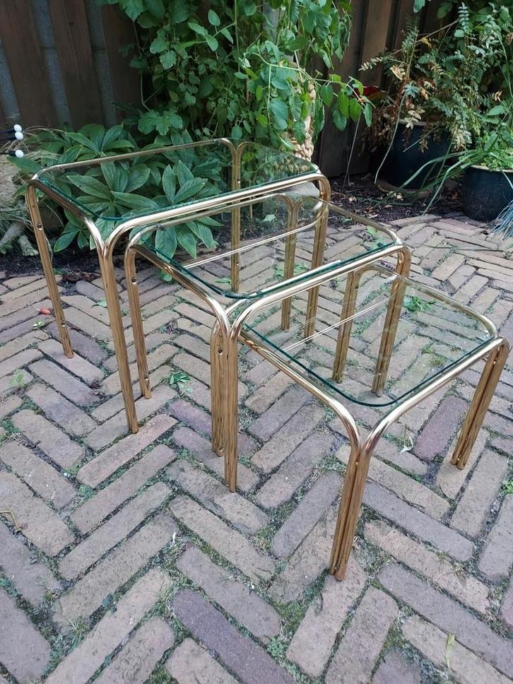 gouden hollywood regency tafeltjes met glasplaat, Huis en Inrichting, Tafels | Bijzettafels, Zo goed als nieuw, Rechthoekig, Minder dan 45 cm