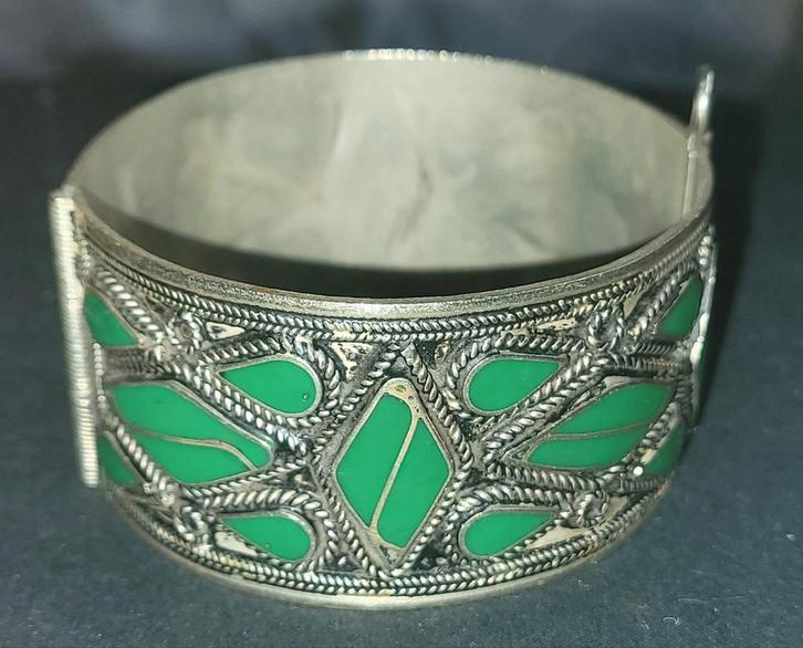 Fraaie ethnisch zilveren Berber armband met groen Marokko, Sieraden, Tassen en Uiterlijk, Armbanden, Zo goed als nieuw, Zilver