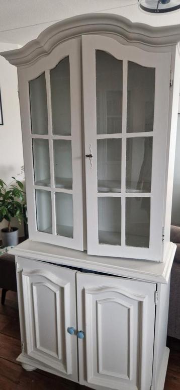 Houten kast  beschikbaar voor biedingen