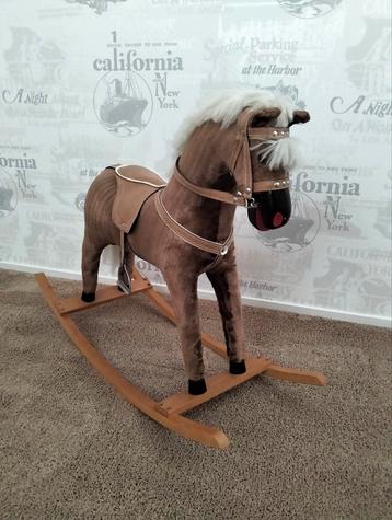 Hobbelpaard in mooie staat beschikbaar voor biedingen