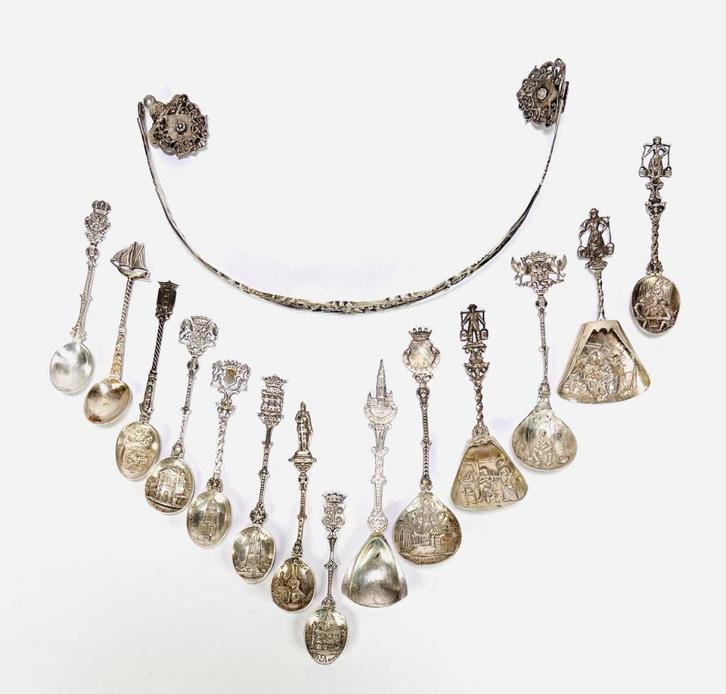 203. Zilveren tasbeugel, theelepels en suikerscheppen, Antiek en Kunst, Antiek | Goud en Zilver, Zilver, Ophalen of Verzenden