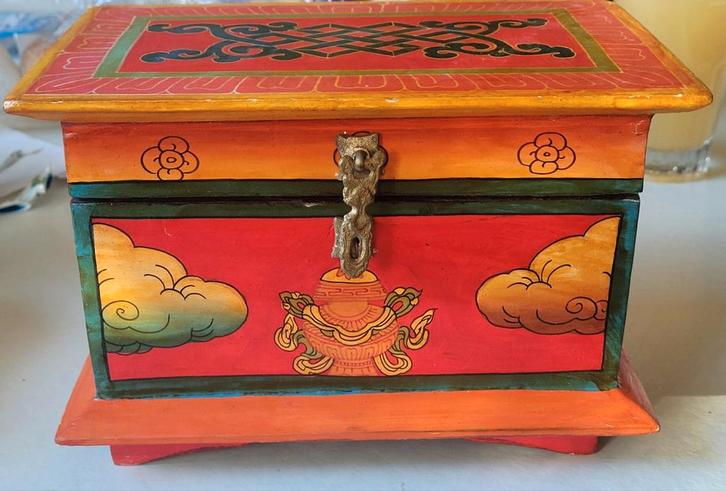 Mooi handgemaakt Tibetaans houten kistje 18 cm Tibet, Huis en Inrichting, Woonaccessoires | Kisten, Zo goed als nieuw, Minder dan 50 cm