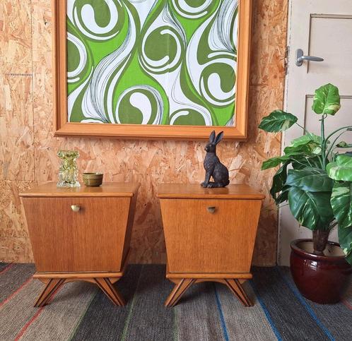 Retro vintage nachtkastjes, op schuine pootjes, sixties, Huis en Inrichting, Slaapkamer | Nachtkastjes, Gebruikt, Minder dan 55 cm