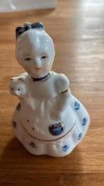 beeldje meisje met kat ( wit/ blauw ) merk PMI ( porselein), Ophalen of Verzenden, Zo goed als nieuw, Mens