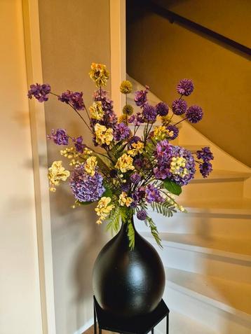 Zwarte vaas met realistisch boeket zijde bloemen  paars  beschikbaar voor biedingen