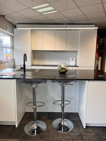 KOOKEILAND MDF LAK WIT SOFTMAT + QUOOKER en COMPOSIET