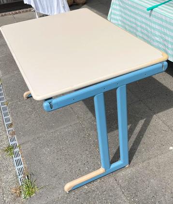 Bureau inclusief ladenblok. beschikbaar voor biedingen