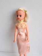 Zalmroze jurk met haar clip voor barbie sindy fleur excl pop, Ophalen of Verzenden, Gebruikt, Kleertjes