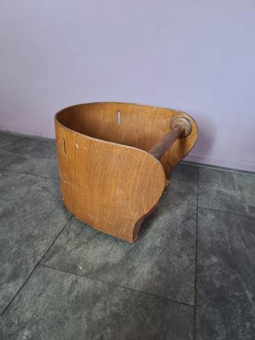 Vintage schommelzitje beschikbaar voor biedingen