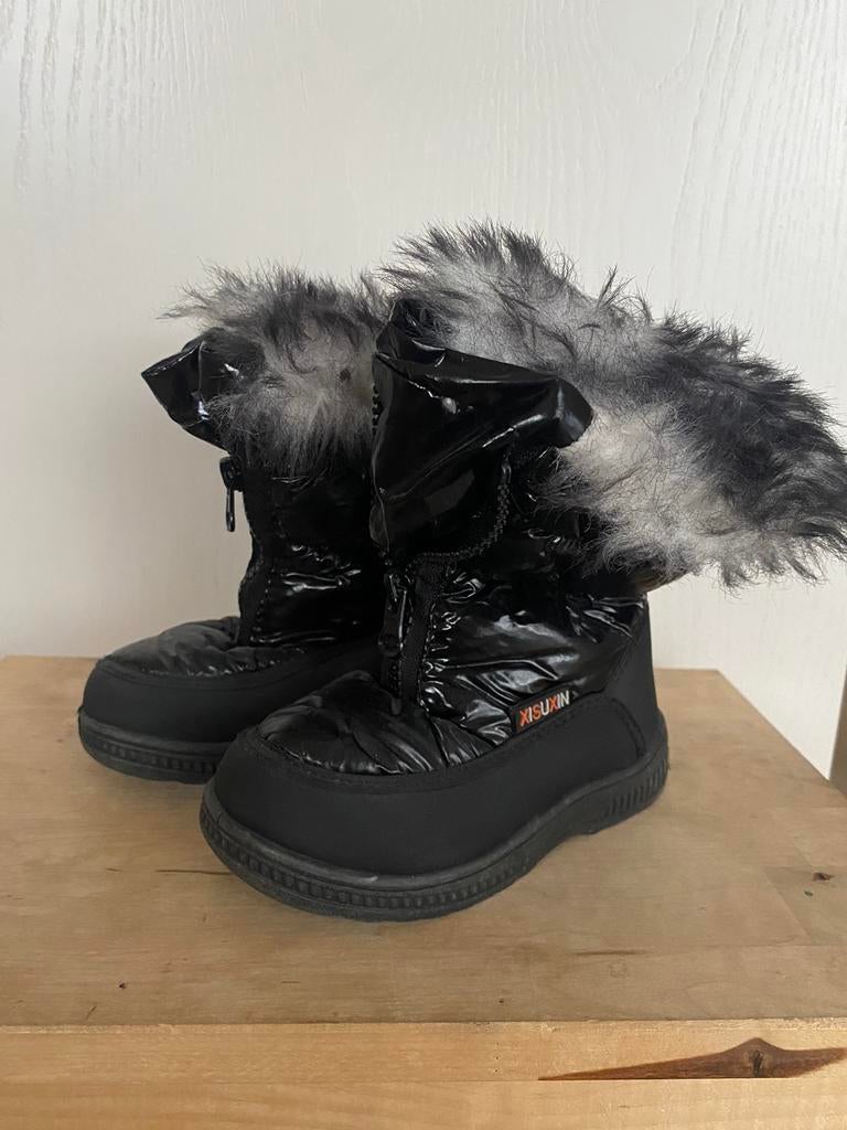 Zwarte snowboots met bont en sluiting, Kinderen en Baby's, Meisje, Ophalen of Verzenden, Laarzen, Zo goed als nieuw