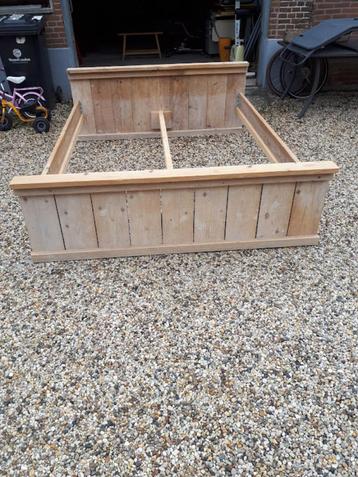 Tweepersoonsbed 160 X 200  van steigerhout beschikbaar voor biedingen